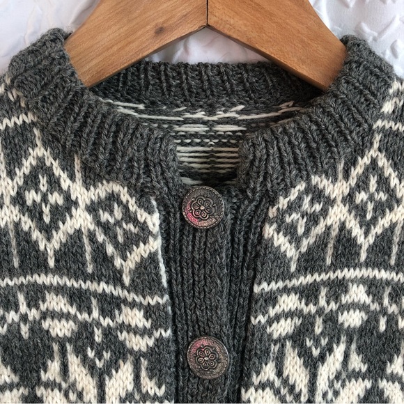 Handmade Handknit Fair Isle Winter Snowflake Wool Knit Button Up Sweater - Picture 4 of 10